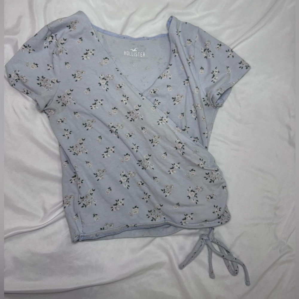 Size XS Hollister blue floral cropped T-shirt